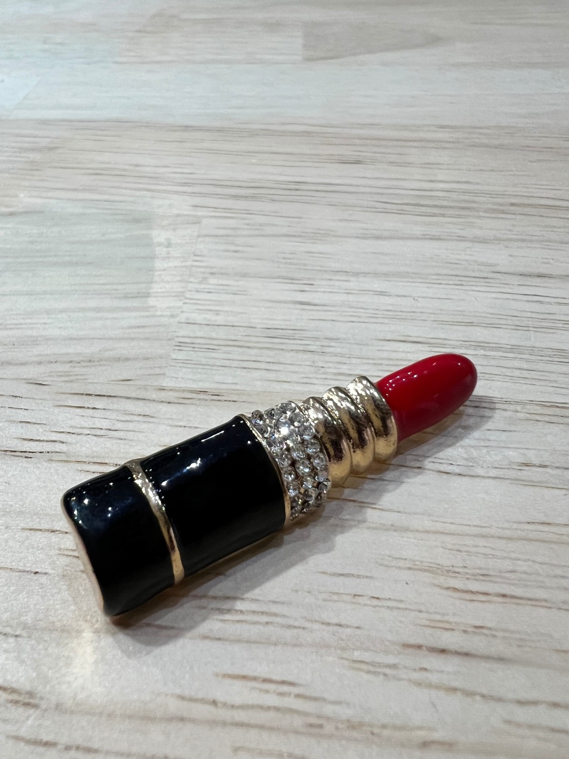 Broche rouge à lèvres