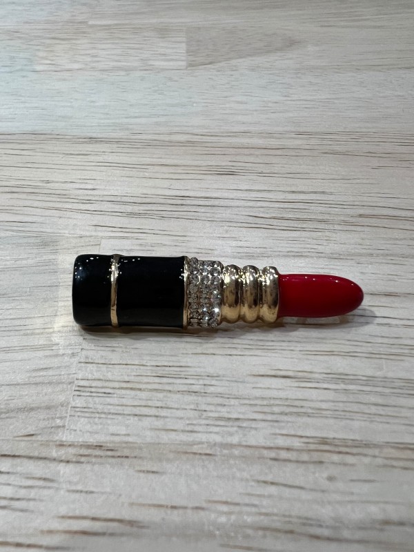 Broche rouge à lèvres