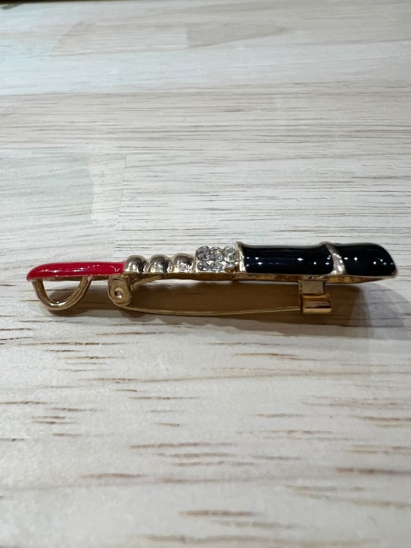 Broche rouge à lèvres